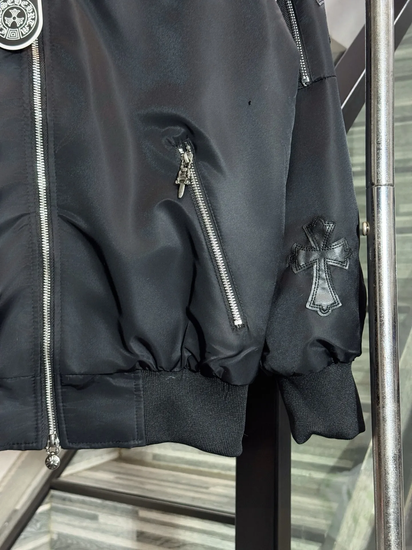 P420 model number: HE409 Chromehearts-Chrome heart plus velvet leather zipper baseball cotton jacket The fabric is made of windproof polyester. The upper body is windproof and cold-proof in winter. The lining is made of plush wool, which is absolutely warm and comfortable. The threads of the collar and hem are made of elastic pure cotton threads of the same color and color. The original logo Croix heart cross leather label is customized to highlight the characteristics of the clothes. The original hardware double-pull zipper. The overall upper body of the clothes is very good-looking. It is made by a famous factory and has the original original label. It has all three labels. You can buy it with confidence.  Color: Picture color Size: S M L XL